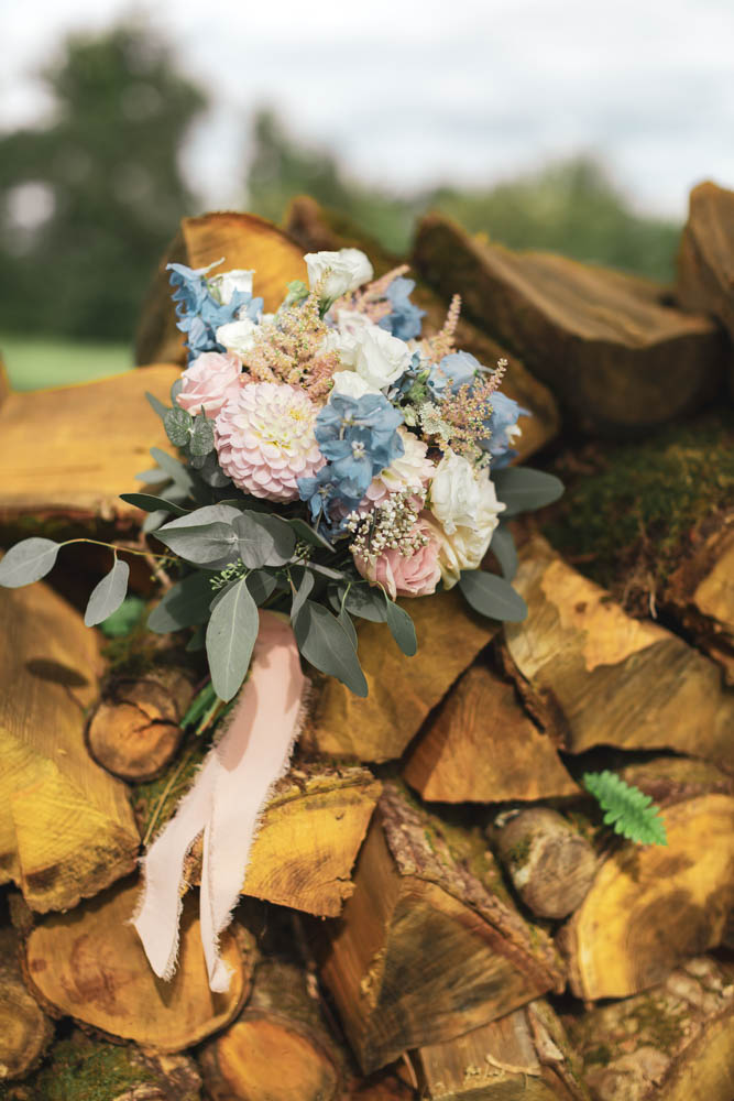 Bouquet de la mariée sur un tas de bois Chateau de Kerezellec