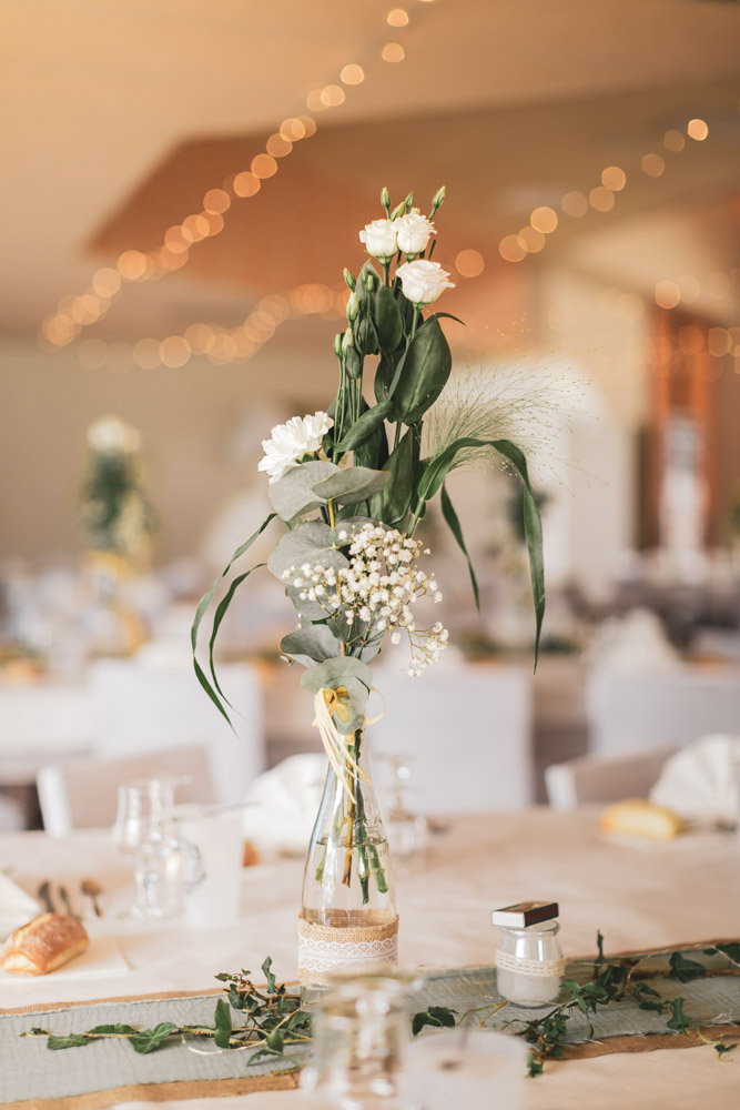 Décoration de table florale vert et blanc mariage Le Merzer