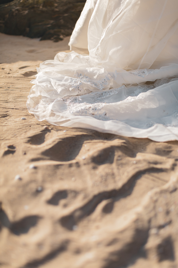 famille à la plage soleil couchant- robe de mariée dans le sable - Plestin les greves