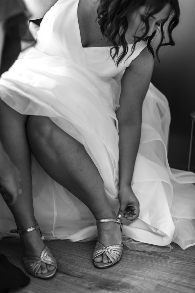 Photo de la mariée qui met ses chaussures. Elegant chic. Manoir de Kerleguer Brest