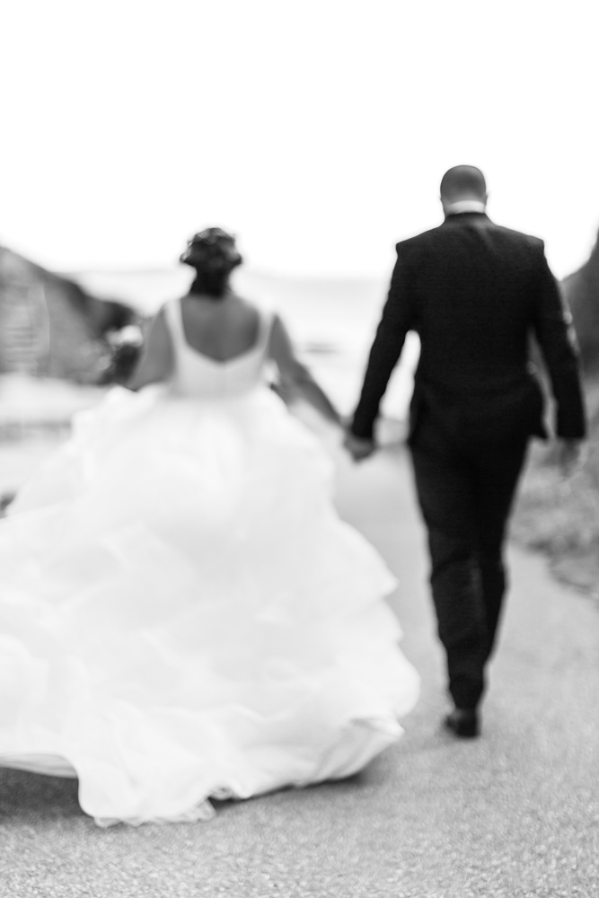 photo de couple noir et blanc marchant vers la mer Plage du minou