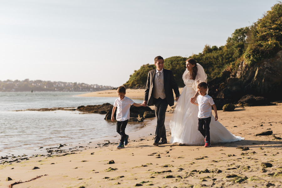 famille à la plage soleil couchant- couple en tenue de mariés - Plestin les greves