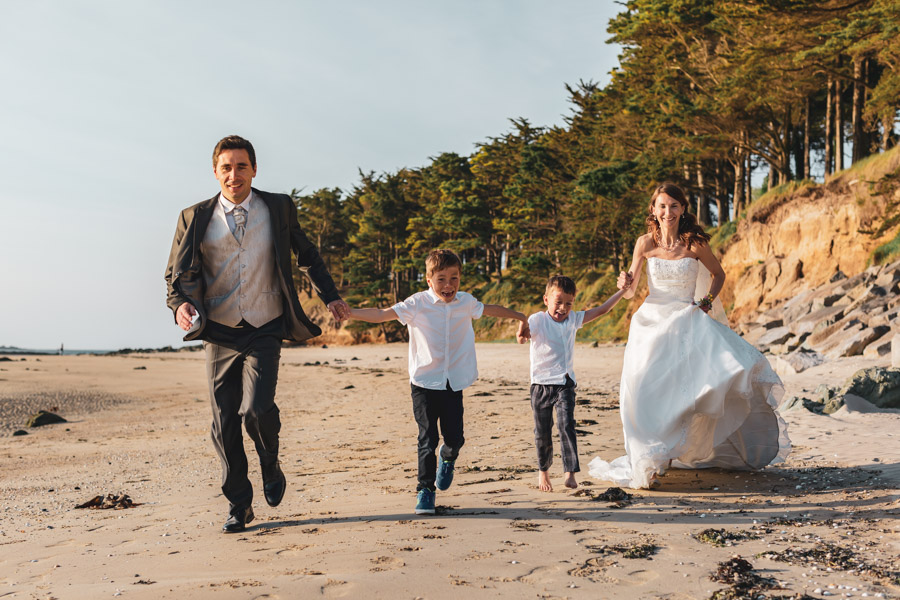 famille à la plage soleil couchant- couple en tenue de mariés - Plestin les greves