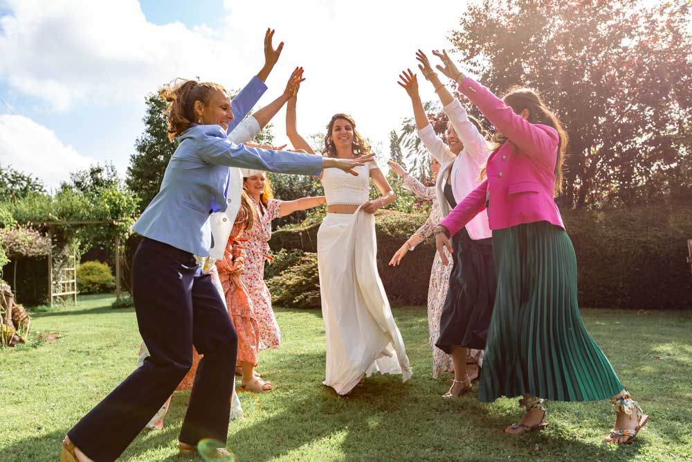Photo de groupe fun, la mariée et ses copines joyeuses qui dansent - jarin gites de Coat Aillis Plestin Les greves