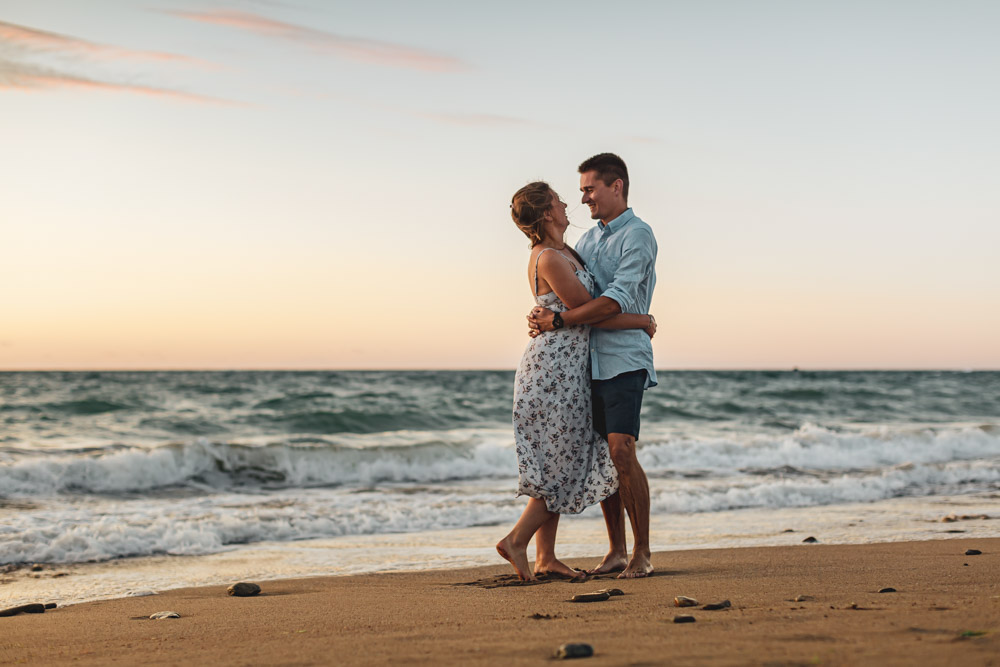 seance photo romantique couple à la plage - locquirec - coucher de soleil