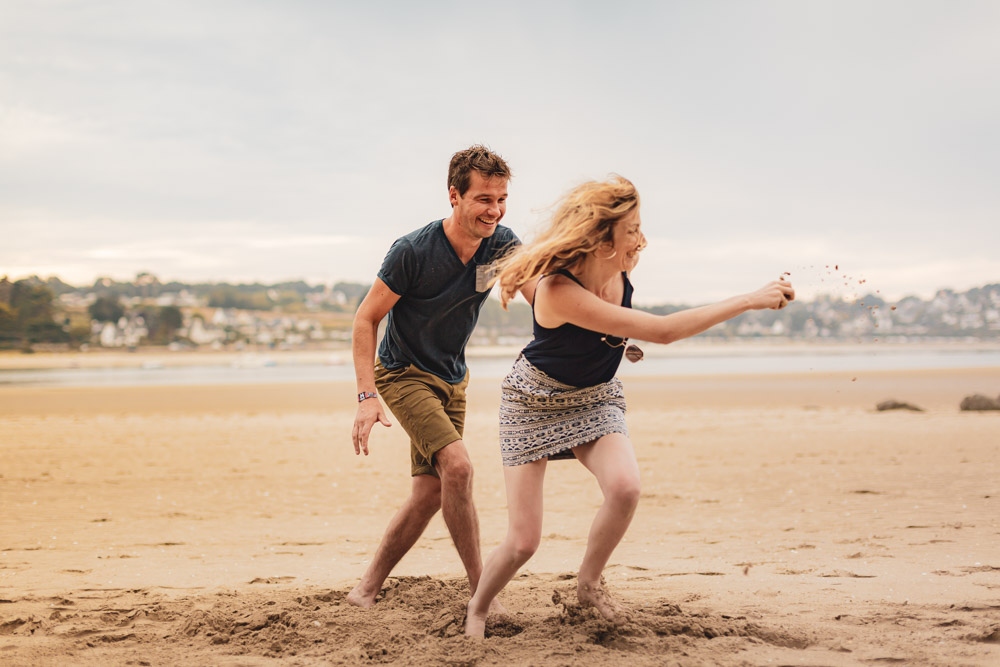 seance photo - couple courant à la plage - Plestin les greves - fun