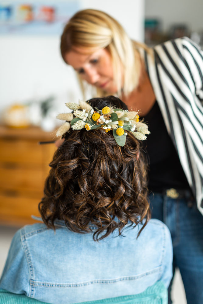 coiffure de la mariée boucle et fleurs - Préparatifs mariage