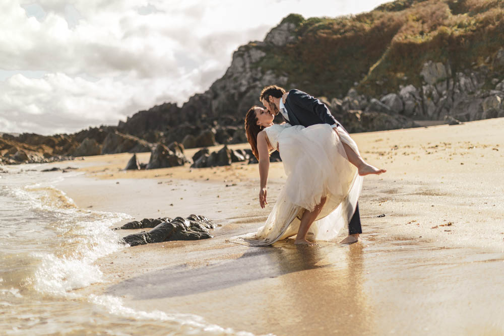seance photo Trash the dress - couple romantique à la plage dans le sable pied nu - Beg douar Plestin les greves
