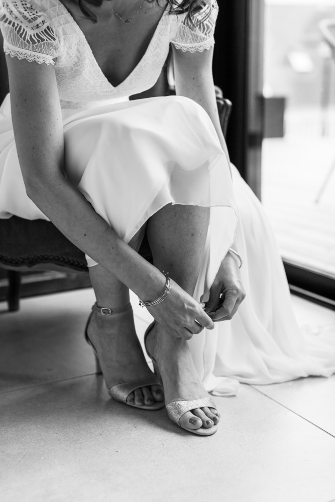 mariée met ses chaussures élégantes - Préparatifs mariage -