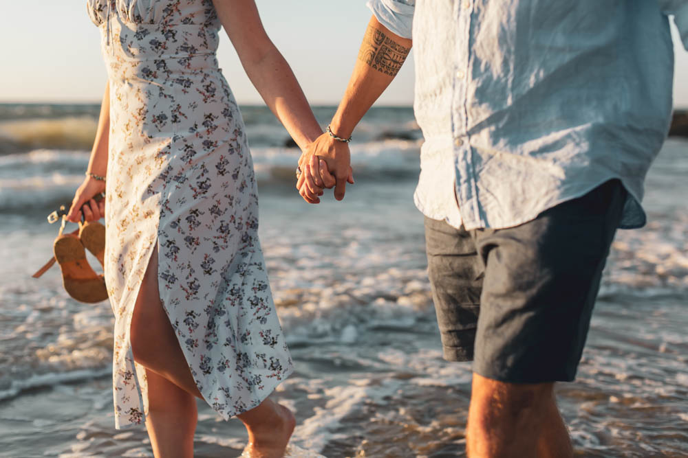 seance photo couple se tenant la main à la plage - locquirec - coucher de soleil