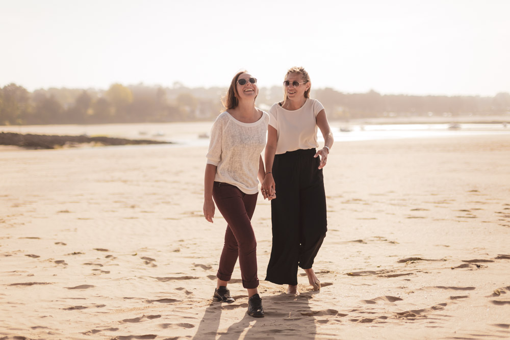 seance photo - couple femmes joyeuses marchant à la plage - Plestin Les greves