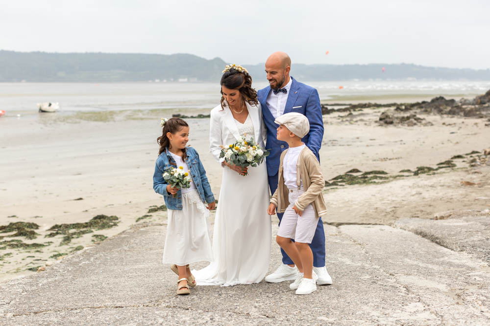 photo de famille mariage joyeuse bord de mer - first look mariage
