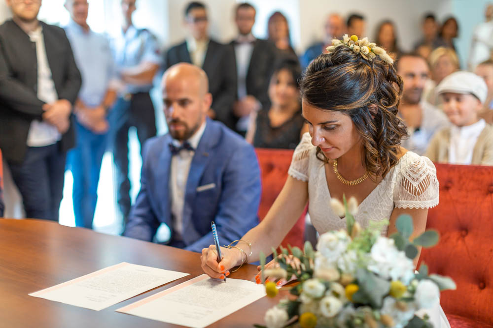 mariée signant avec émotion - cérémonie civile mariage
