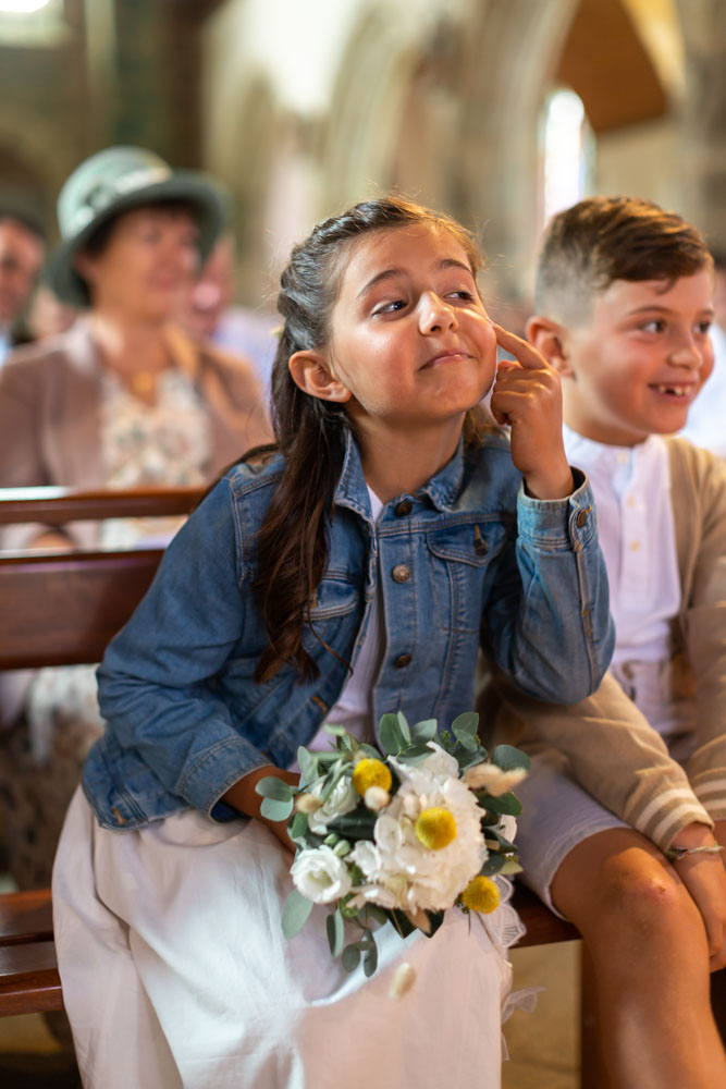 fillette rigolote "mon oeil" à l'église de Trédrez Locquémeau - cérémonie religieuse mariage