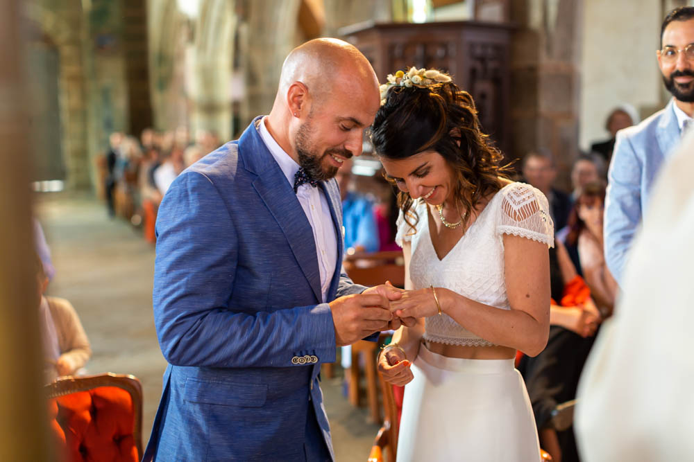 couple de marié se passant les alliances à l'église de Trédrez Locquémeau - cérémonie religieuse mariage