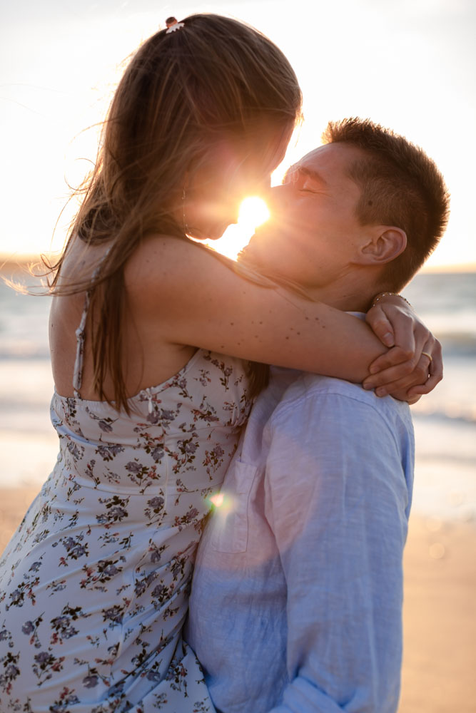 seance photo couple qui s'embrasse à la plage - locquirec - coucher de soleil