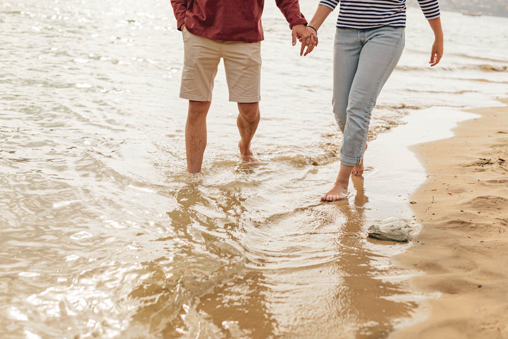 seance photo - couple joyeux à la plage les pieds dans l'eau - Plestin les greves