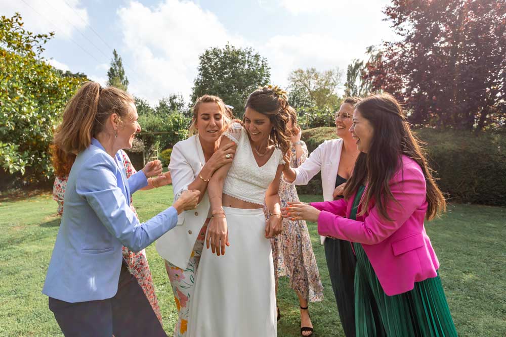 Photo de groupe fun et joyeuse - La mariée rigole au milieu des copines - Vin d'honneur Mariage