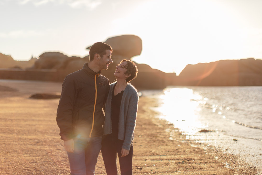 seance photo - couple marchant sur la plage au coucher de soleil - Coz Pors Tregastel