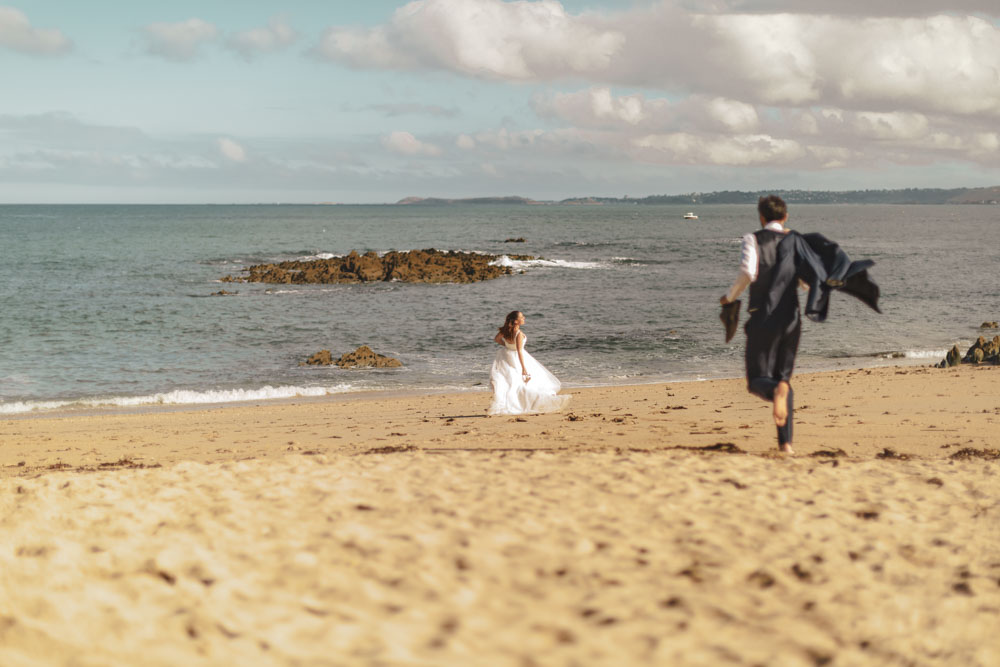 seance photo Trash the dress - couple courant à la plage dans le sable pied nu - Beg douar Plestin les greves