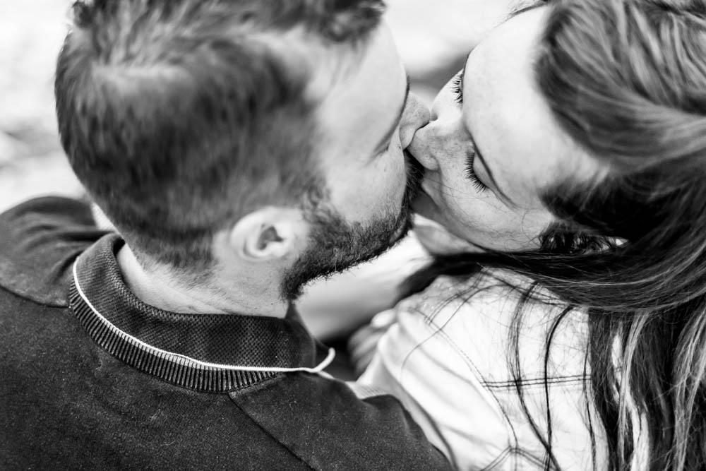 seance photo - couple s'embrasse tendrement - Plougrescant