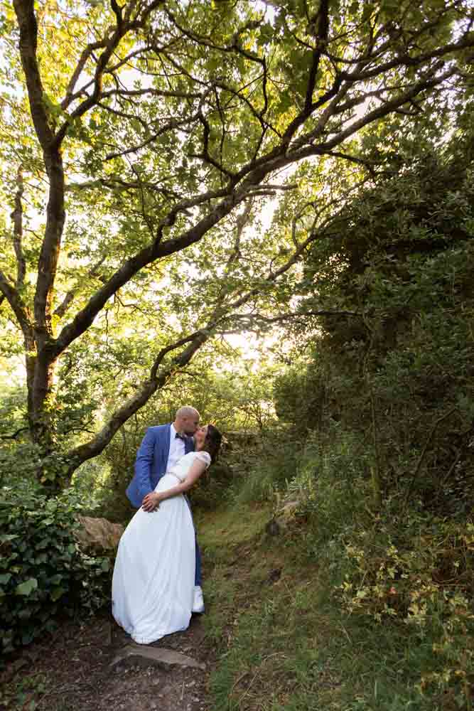 Photo de couple dans les bois du Grand rocher - Baie de saint michel en greve - Mariage