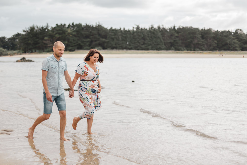 seance photo - couple joyeux marchant dans la mer - Plestin Les greves