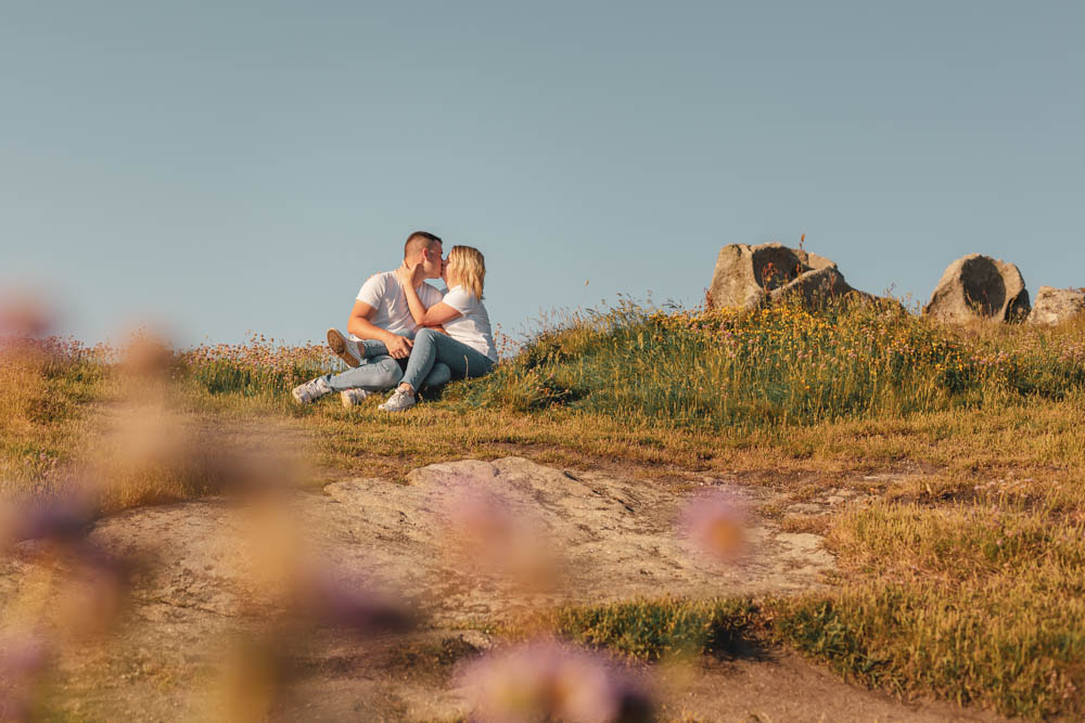 seance photo - couple bisous dans le soleil couchant - Dourven Tredrez locquemeau