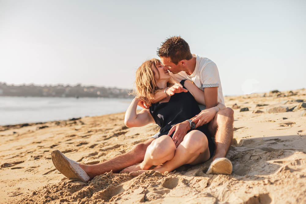 seance photo - couple enlacé romantique à la plage - Plestin les greves