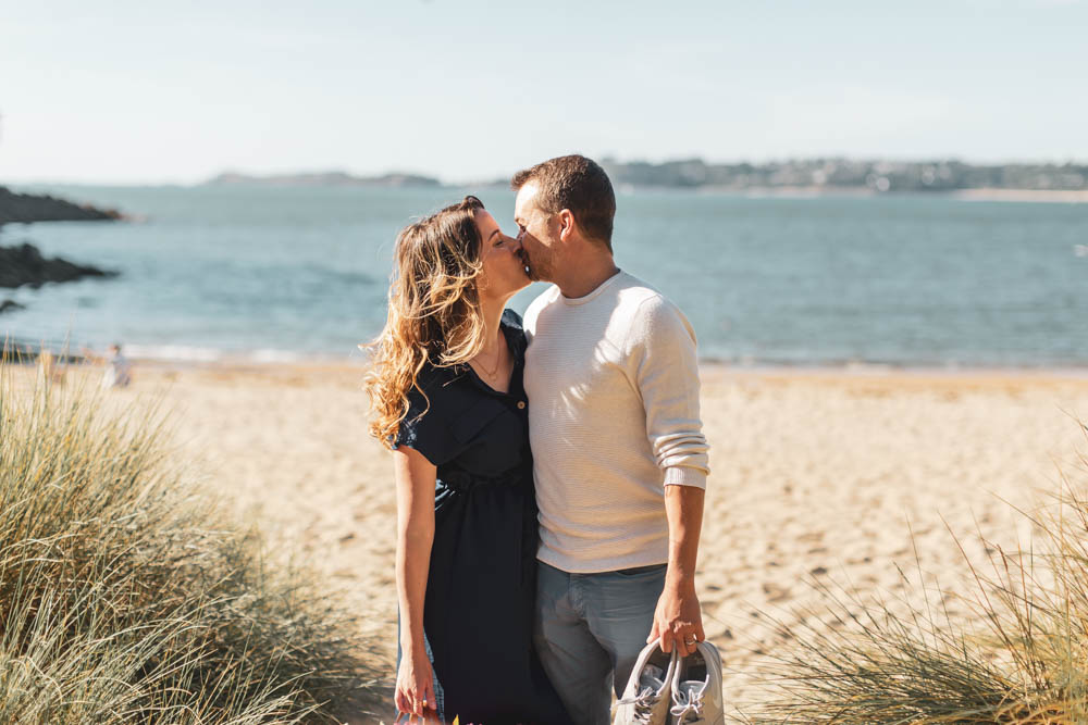 seance photo - couple s'embrassant à la plage - Tredrez locquemeau dourven