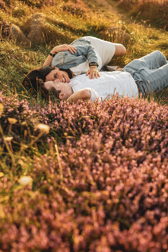 Photo de couple grossesse complice allongé lande ploumanach coucher de soleil - Perros-guirec
