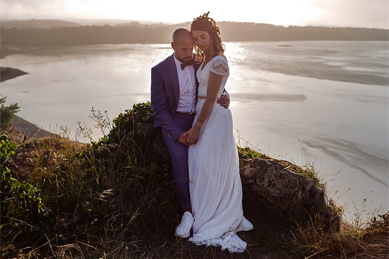 photo de couple enlacé au grand rocher saint michel en greve coucher de soleil mariage