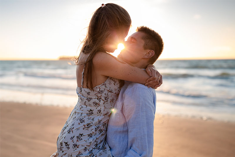 photo de couple amoureux a la plage enlacé coucher de soleil locquirec