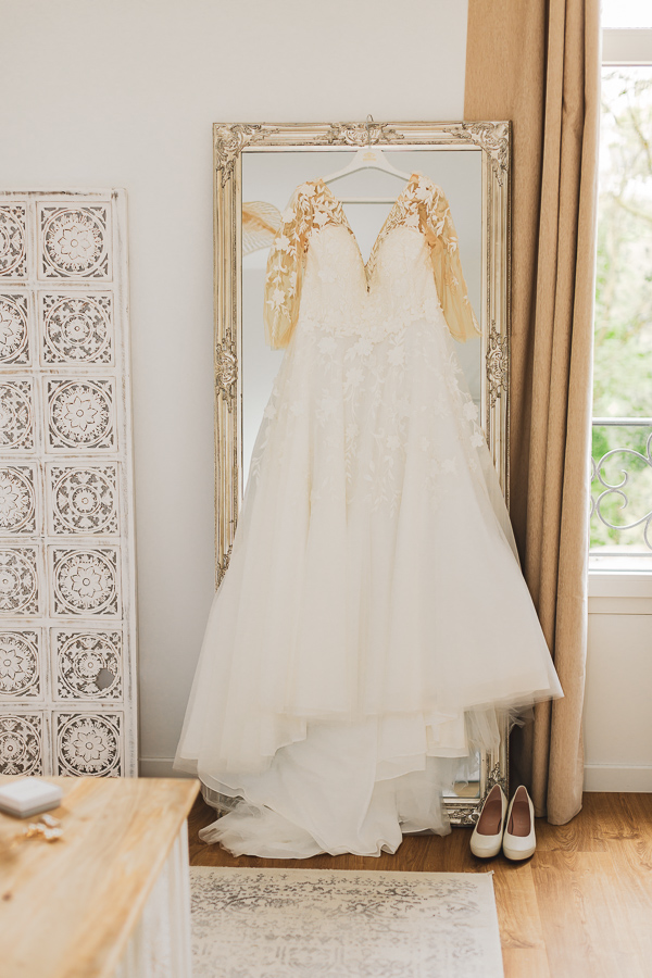 robe de mariée accroché au miroir dans la chambre au manoir de Kerleguer, chic et élégant