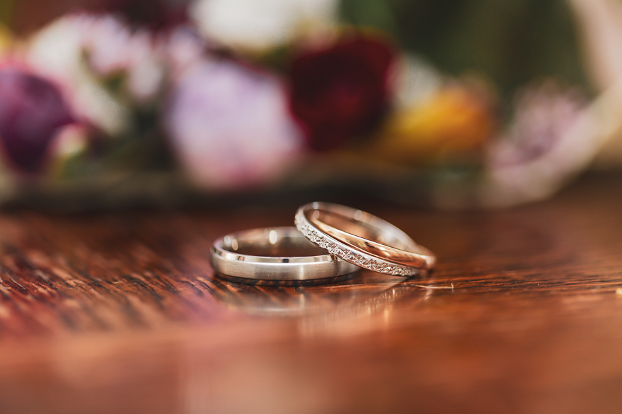 photos des alliances sur une table en bois