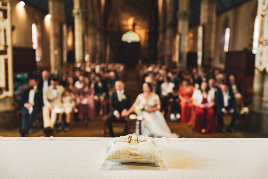 les alliances lors de la cérémonie à l'eglise