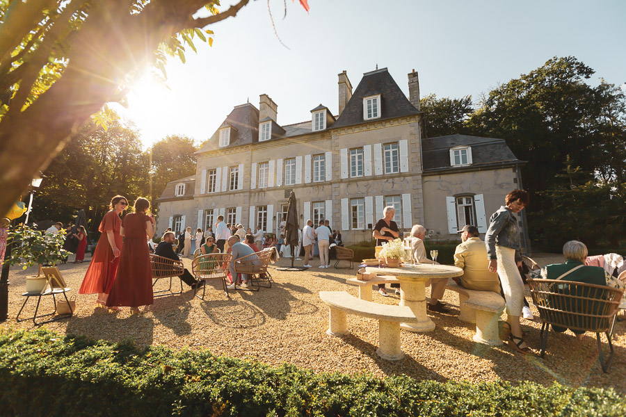 cocktail dans le soleil du soir au chateau de Kerezellec