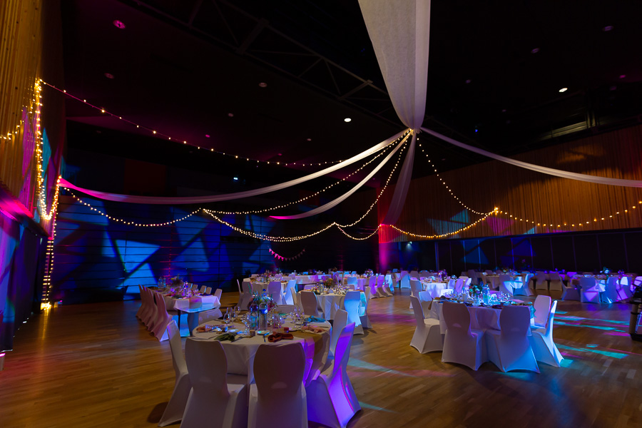 Salle An Dour Meur décorée avec des tentures et des guirlandes lumineuses