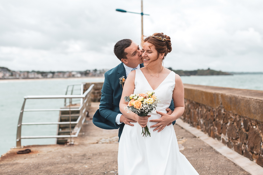photo de couple romantique au bord de la mer à Pléneuf val andré