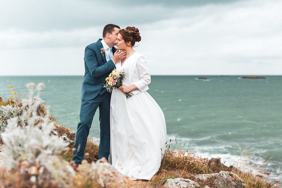 photo de couple romantique au bord de la mer à Pléneuf val andré