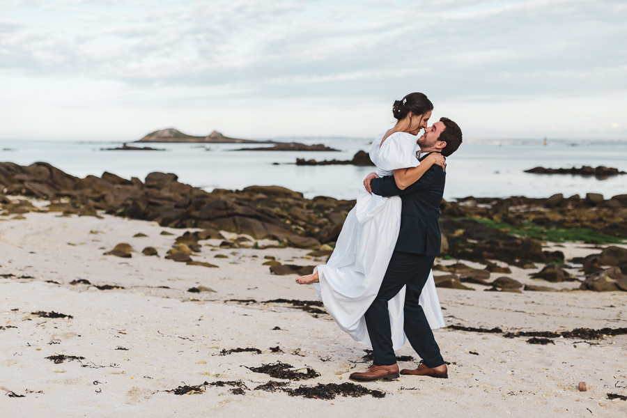 Les mariés dansent sur la plage à l'ile de batz avec beaucoup de complicité et d'amour