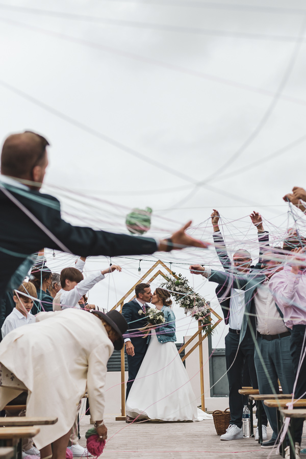 rituel des pelotes de laine avec les mariés qui s'embrassent