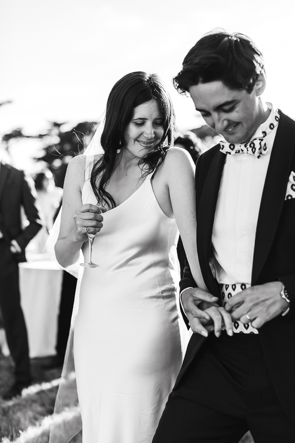 les mariés chic et élégant se tant la main, en noir et blanc