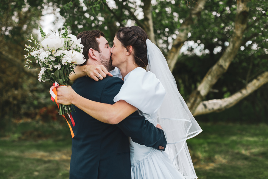 les mariés qui s'embrassent après le first look