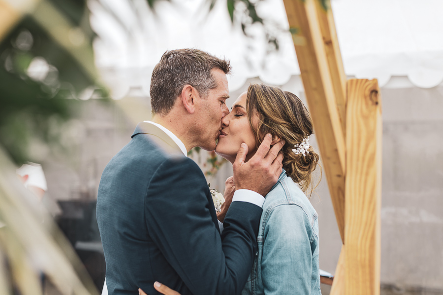 les mariés s'embrassent avec élégance