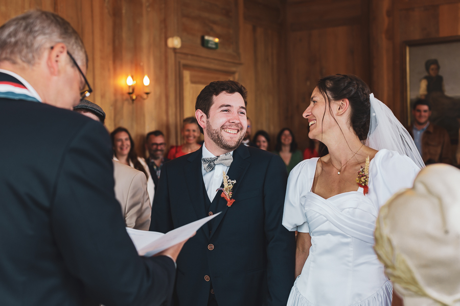 les mariés complices et heureux à la cérémonie civile