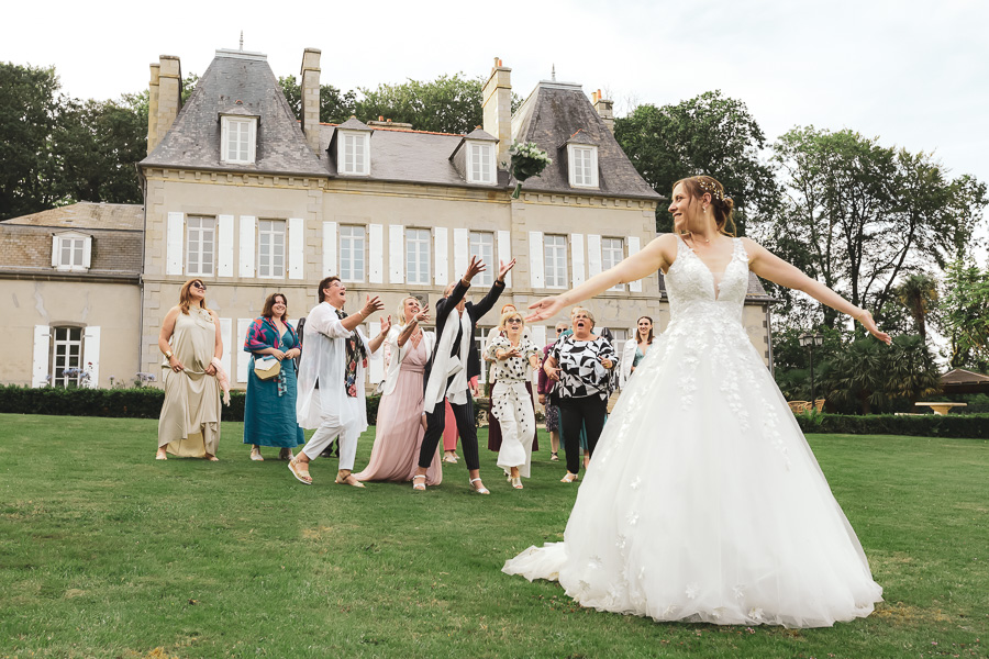 Lancé de bouquet devant le chateau de Kerezellec