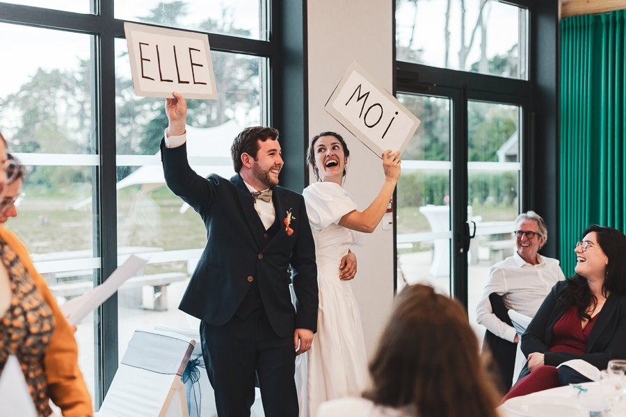 jeu fun de couple lors du repas. Amusement et complicité