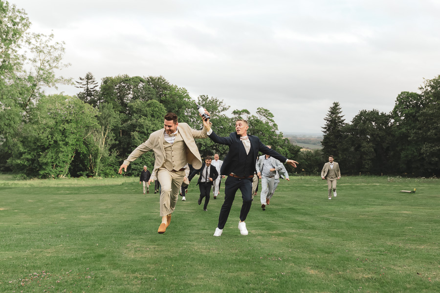animation fun pendant le cocktail. course à la bouteille pour les hommes dans le jardin du chateau de Kerezellec
