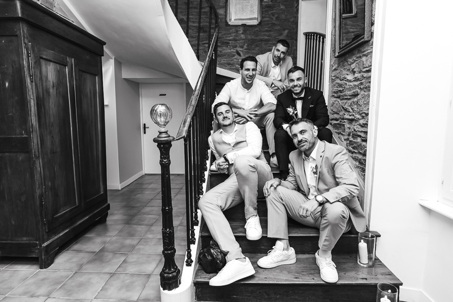 photos de groupe fun du mariés et des garcons d'honneur dans les escaliers au chateau de Kerezellec